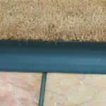 Moquette e Parquet - Pavimenti e rivestimenti bordo anticiampo di colore verde tra moquette e pavimento