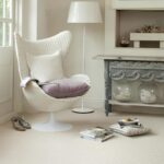 Moquette e Parquet - Moquette Lounge di colore bianco posata all'interno di una zona giorno avente un design classico