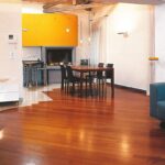 Moquette e Parquet - Promozioni parquet Iroko posato all'interno di una cucina openspace