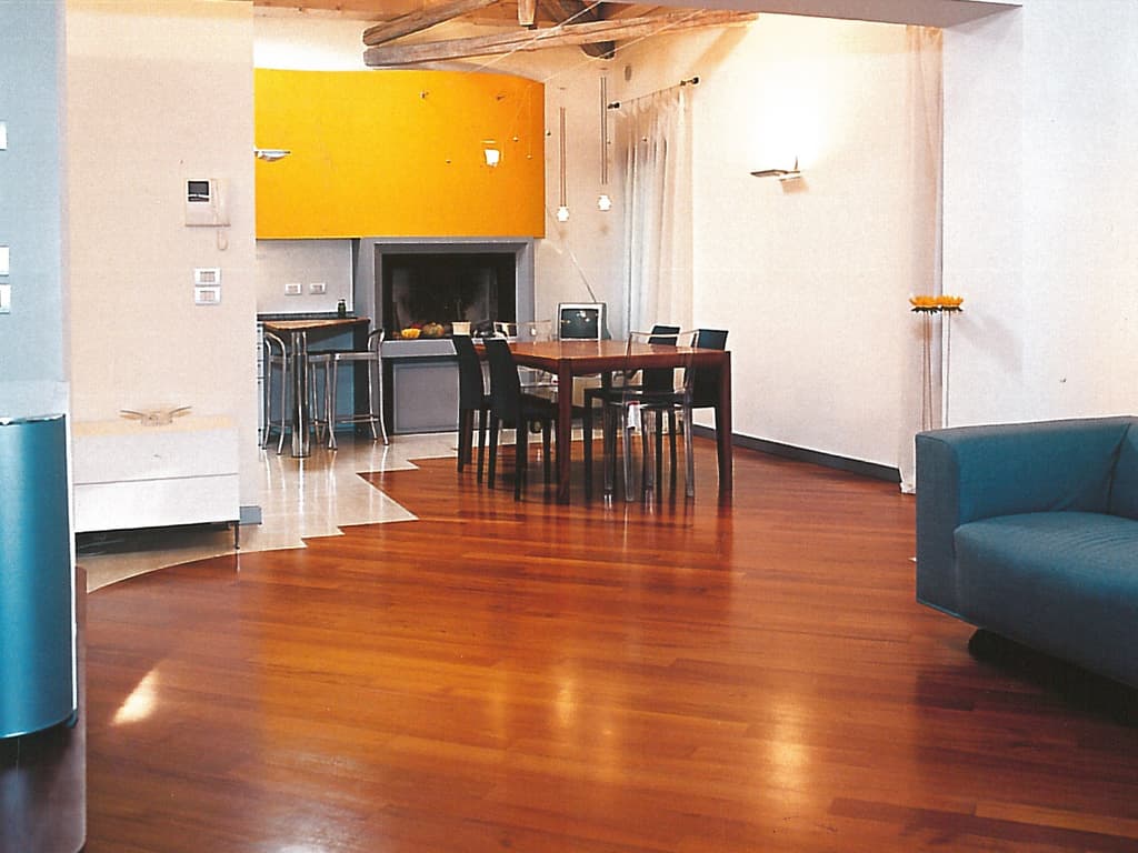 Moquette e Parquet - Promozioni parquet Iroko posato all'interno di una cucina openspace