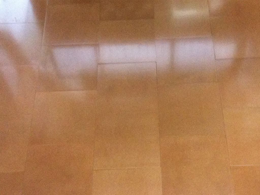 Moquette e Parquet - Promozioni, pavimentazione costituita da pietre autoposanti di colore marrone chiaro modello High Density 01