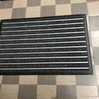 Moquette e Parquet - Realizzazione Zerbino Alumat di colore nero