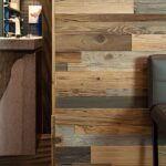 Moquette e Parquet - Parete in legno riciclato boiserie 3.0 all'interno di una camera da letto dotata di bagno interno