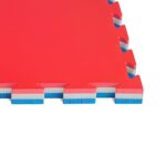 Pavimentazione a incastro in schiuma multicolore, ideale per attività sportive e aree giochi per bambini.