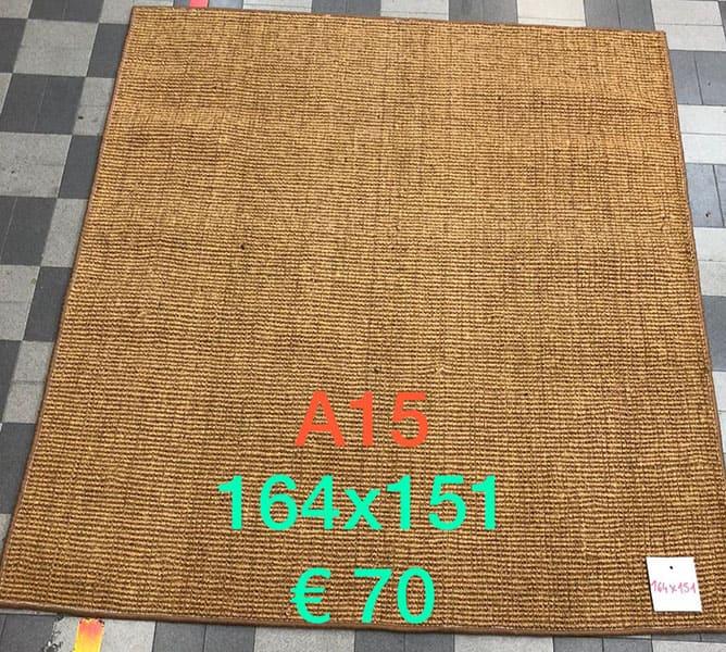 Moquette in fibra naturale di colore marrone modello A15