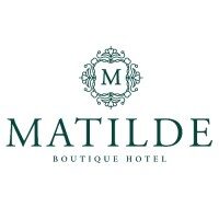 Logo del Matilde Boutique Hotel con la lettera M al centro di un elegante ornamento decorativo verde.