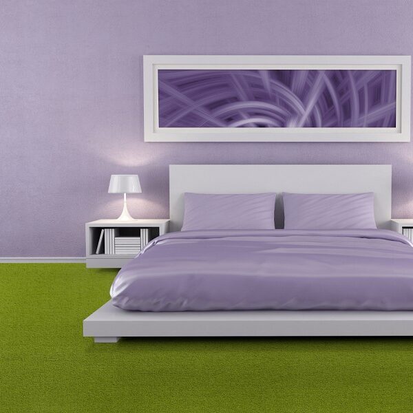 Camera da letto moderna con pareti viola, letto matrimoniale con biancheria lavanda e tappeto verde vivace.
