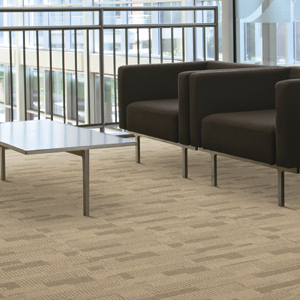 Elegante sala d'attesa con due poltrone nere moderne e un tavolino in vetro, situata vicino a una grande finestra.