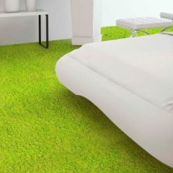 Camera moderna con letto bianco e pavimento con tappeto verde brillante, arredamento minimalista e fresco.
