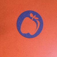 Immagine di un logo stilizzato di una mela all'interno di un cerchio blu su sfondo rosso. Design semplice.