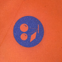 Logo circolare blu su sfondo arancione con forme geometriche, inclusi cerchi, un quadrato e una linea.
