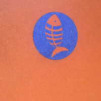 Immagine di un simbolo di pesce stilizzato in blu all'interno di un cerchio su sfondo arancione acceso.