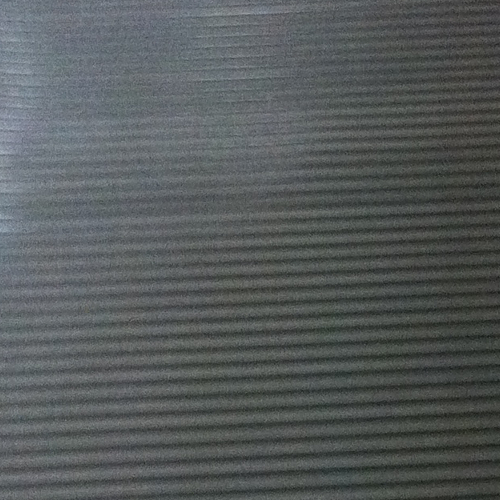 Una superficie scura con linee orizzontali finemente distinte. Presenta una texture coordinata e uniforme.