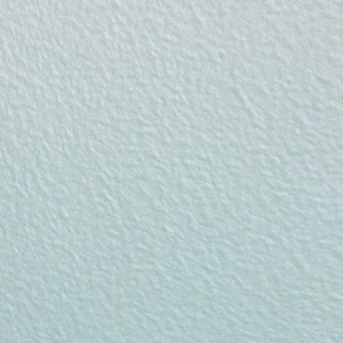 Primo piano di una superficie bianca con una trama ruvida e ondulata, probabilmente un muro o un soffitto.