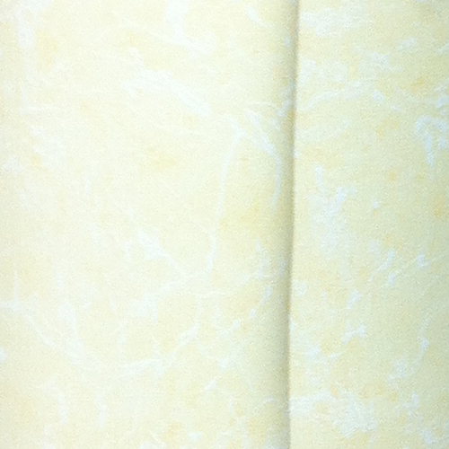 Carta da parati gialla chiara con motivo delicato e texture sfumata, ideale per ambienti luminosi e caldi.