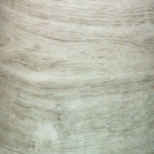 Immagine di una superficie in vinile bianco con eleganti venature grigie, mostrando un effetto marmoreggiato.