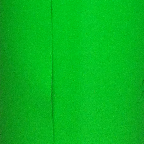 Grande superficie piatta di colore verde brillante. Sembra un pannello o sfondo verde utilizzato per effetti visivi.