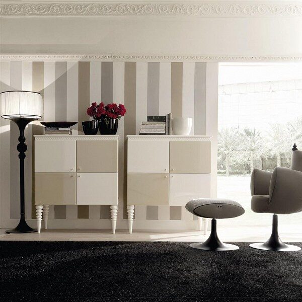 Elegante soggiorno moderno con pareti a righe grigie e bianche, mobili di design e arredi contemporanei.