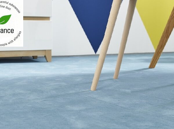 Interno moderno con moquette blu chiaro, pareti bianche e triangoli decorativi gialli e blu sullo sfondo.