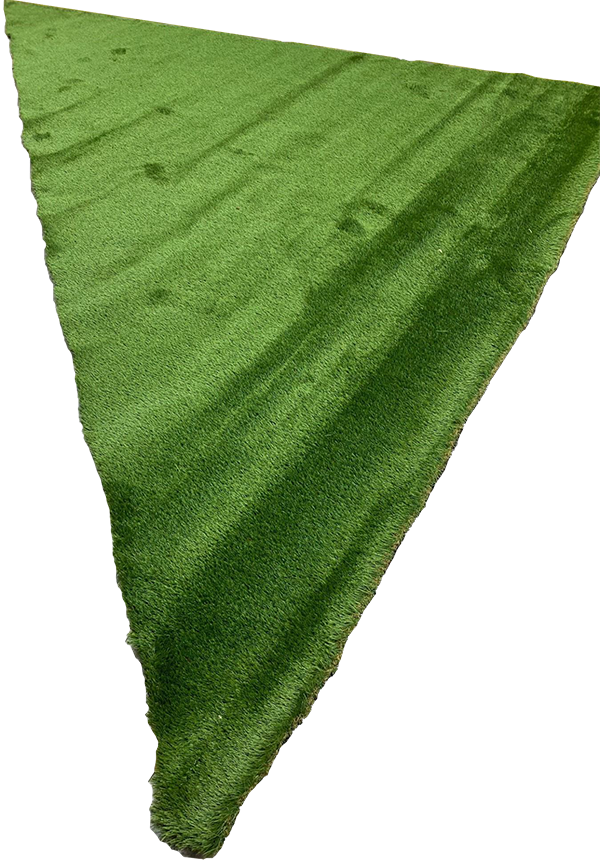 Immagine di un pezzo di tessuto verde brillante piegato triangolarmente, con una superficie lucida e liscia.