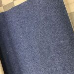 Moquette di tipologia Granit di colore grigio scuro stesa sul pavimento