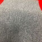 Moquette di tipologia Trotter di colore grigio stesa sul pavimento