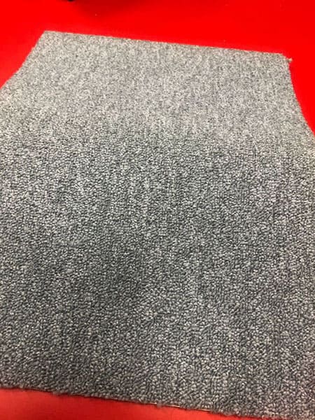 Moquette di tipologia Trotter di colore grigio stesa sul pavimento