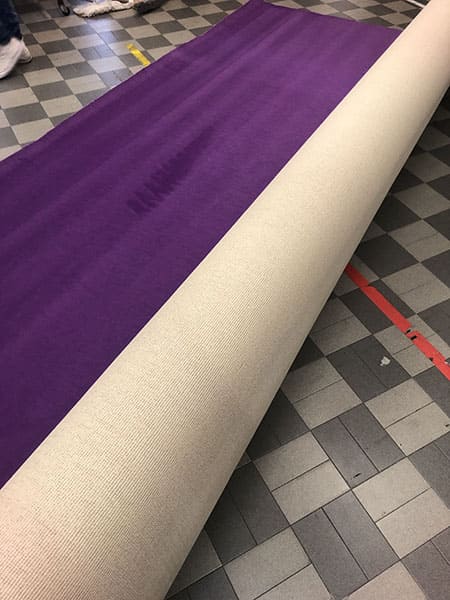 Moquette di tipologia rapid 080 di colore viola stesa sul pavimento