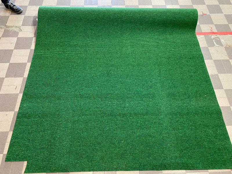 Moquette tipologia Tretford di colore verde stesa sul pavimento