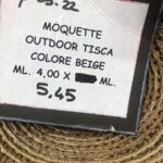 Rotolo di moquette Outdoor Tisca di colore beige con etichetta misure