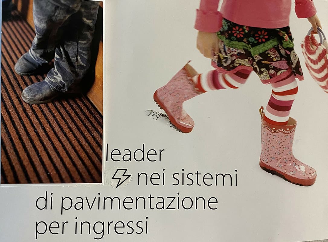 Immagine con bambina con stivali rosa sporchi che cammina che simboleggia il leader nei sistemi di pavimentazione per ingressi