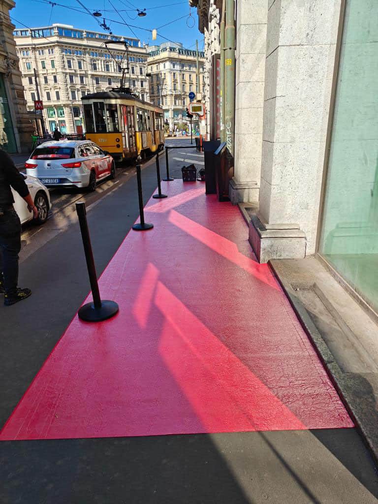 Posa moquette agugliata Red Carpet al fuori salone di Milano