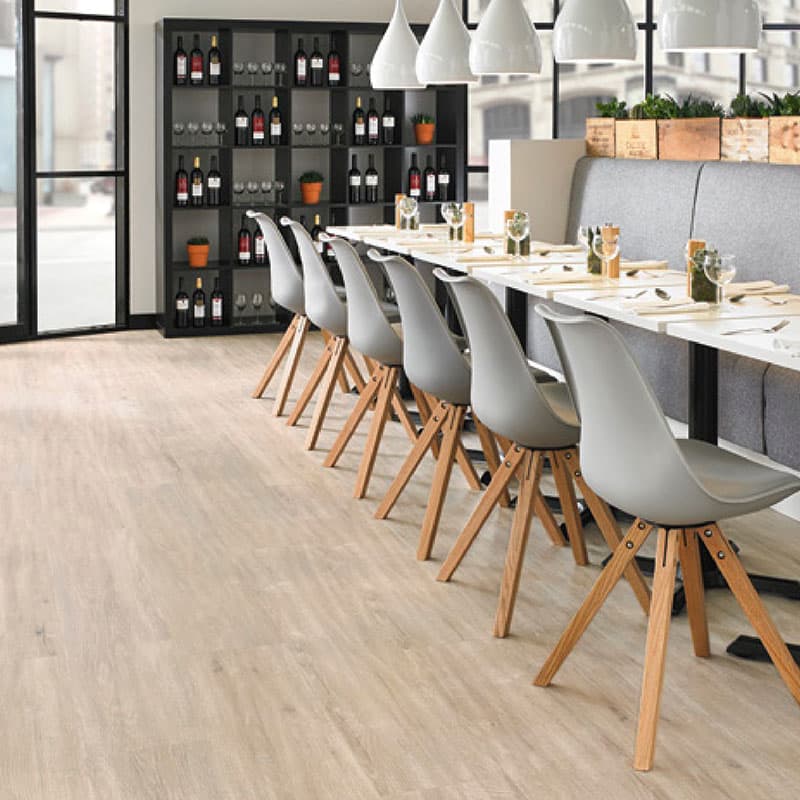 Pavimento targato Looselay Design Flooring tipologia Pearl Oak applicato all'interno di una sala di ristorante