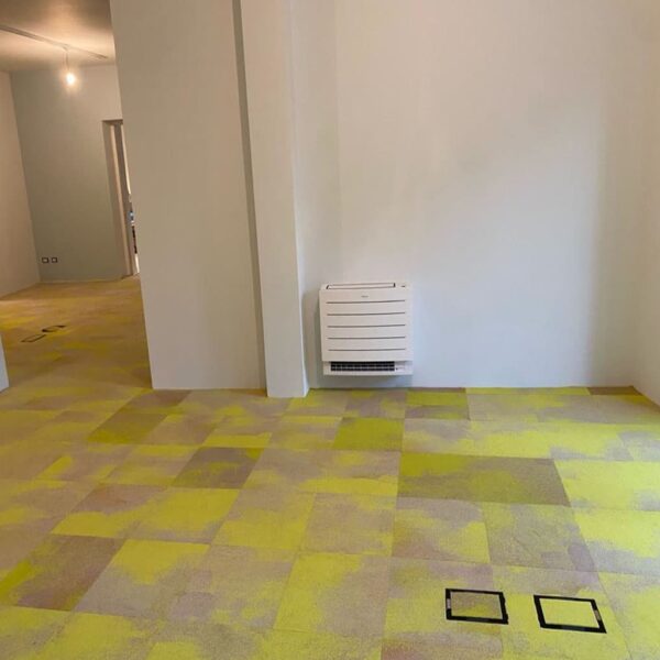 Posa di una moquette a quadrettoni poliammide Antron all'interno degli uffici Oreno di Vimercate