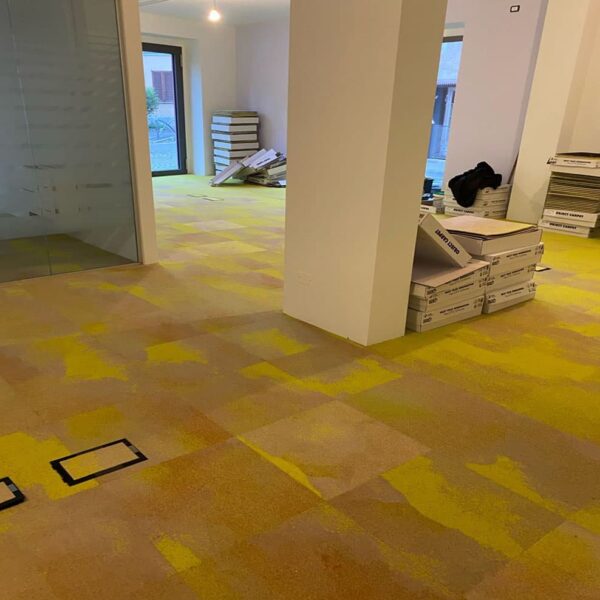 Posa di una moquette a quadrettoni poliammide Antron all'interno degli uffici Oreno di Vimercate