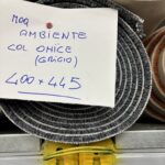 Moquette e Parquet - Bobina di moquette tipologia Ambiente Onice di colore grigio con cartellino colore e dimensioni attaccato