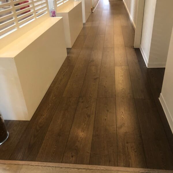 Moquette e Parquet - parquet in laminato di colore marrone posato nei corridoi degli uffici della Geico Spa