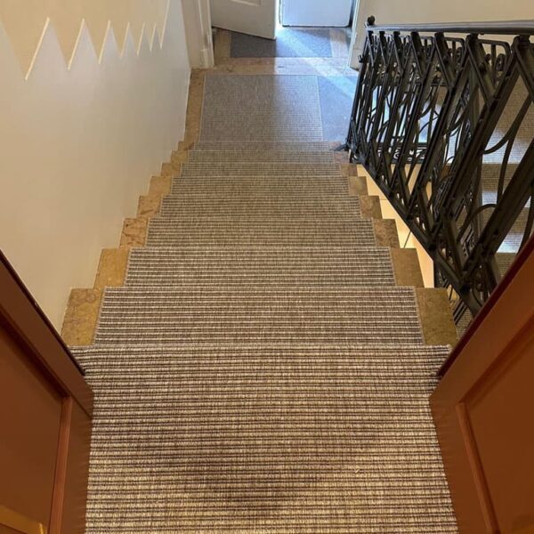 Moquette e Parquet - Realizzazione scala interna a Milano con materiale Outdoor II colore 5511 orlato vista dalla cima della rampa.
