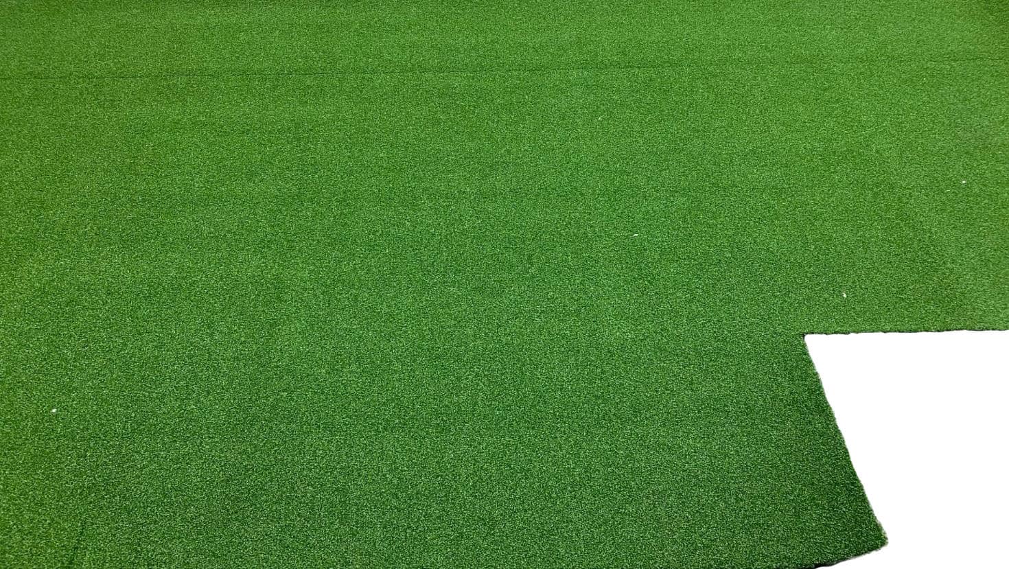 Un campo di erba sintentica per terrazzo di colore verde ben curato, rappresenta uno spazio all'aperto con un manto erboso uniforme e denso, la cui dimensione è di 4 metri x 1,85 metri x 12 millimetri.