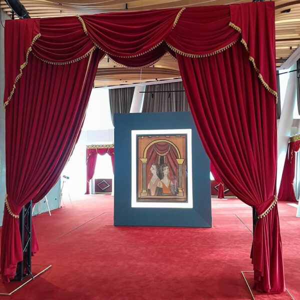 Moquette e Parquet - moquette velour di colore rosso ignifuga posata al ventisettesimo piano della Torre Libeskind a City Life Milano per la Loge di Picasso con quadro con teca di colore blu.